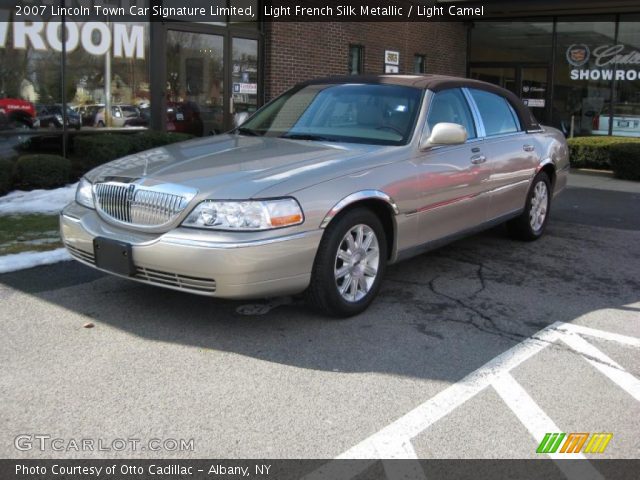 2007 Lincoln Town Car Signature Limited in Light French Silk Metallic