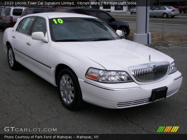 2010 Lincoln Town Car Signature Limited in Vibrant White