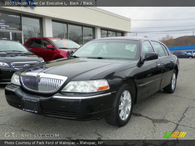 2007 Lincoln Town Car Executive L in Black