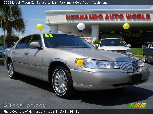 2002 Lincoln Town Car Signature in Light Parchment Gold