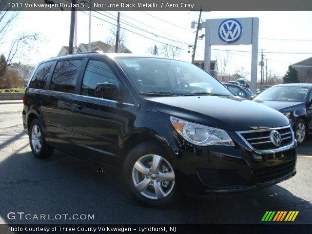 2011 Volkswagen Routan SE in Nocturne Black Metallic