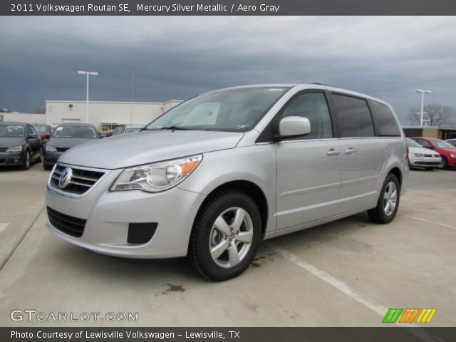 Volkswagen Routan 2011. 2011 Volkswagen Routan SE