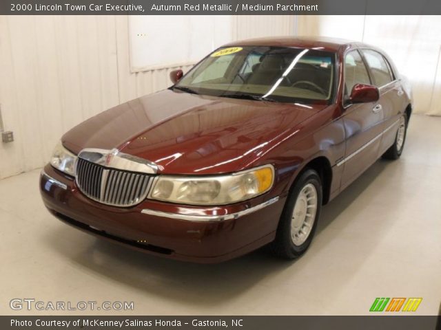 2000 Lincoln Town Car Executive in Autumn Red Metallic