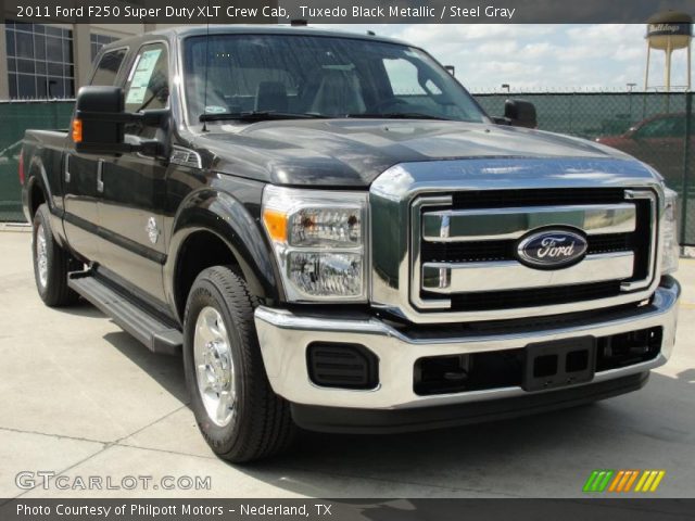 2011 Ford F250 Super Duty XLT Crew Cab in Tuxedo Black Metallic