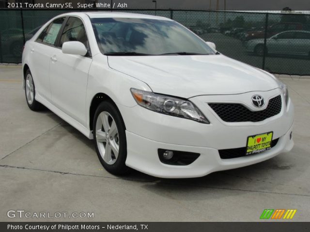2011 Toyota Camry SE in Super White