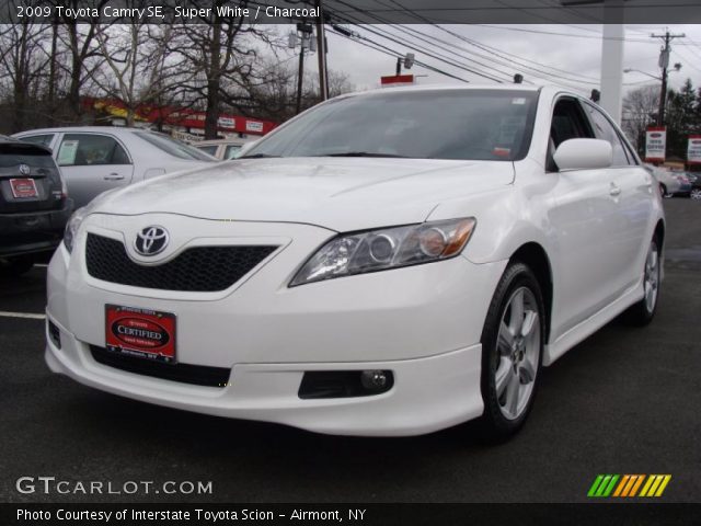 2009 Toyota Camry SE in Super White