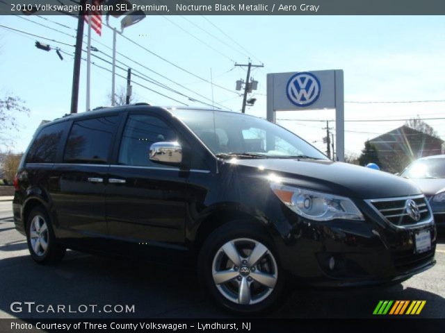 2010 Volkswagen Routan SEL Premium in Nocturne Black Metallic