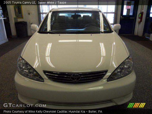 2005 Toyota Camry LE in Super White