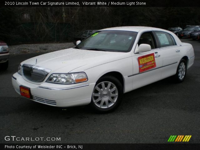 2010 Lincoln Town Car Signature Limited in Vibrant White
