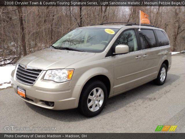 2008 Chrysler Town & Country Touring Signature Series in Light Sandstone Metallic