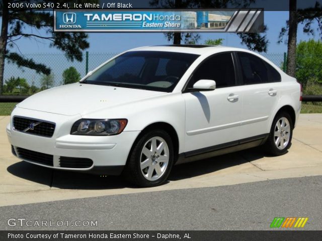 2006 Volvo S40 2.4i in Ice White