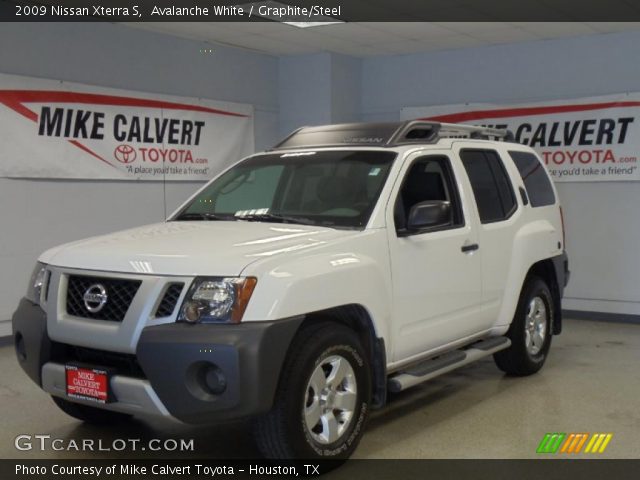 2009 Nissan Xterra S in Avalanche White