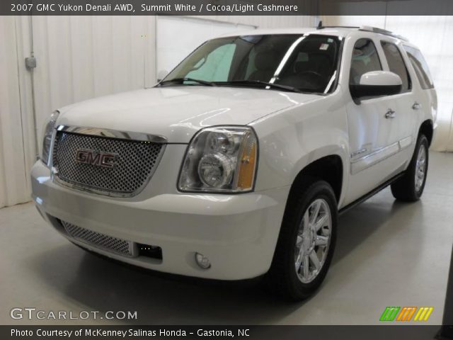 2007 GMC Yukon Denali AWD in Summit White