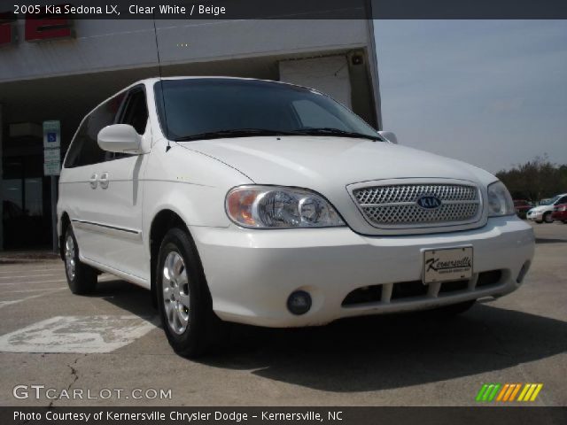 2005 Kia Sedona LX in Clear White