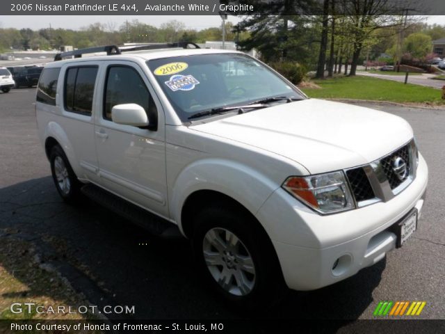 2006 Nissan Pathfinder LE 4x4 in Avalanche White