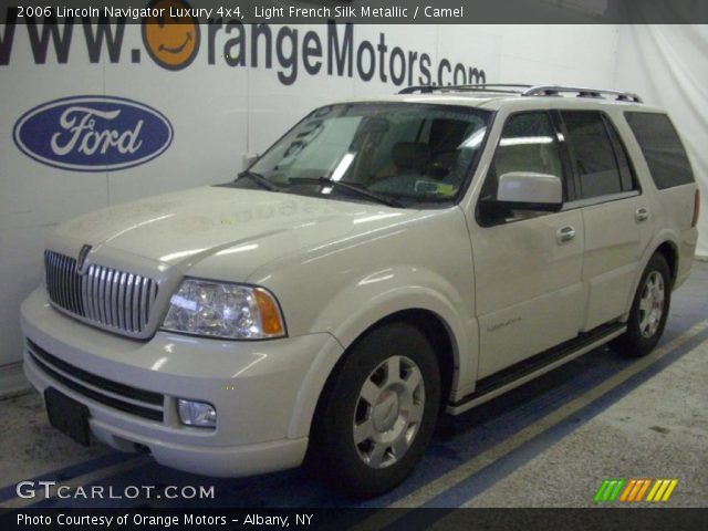 2006 Lincoln Navigator Luxury 4x4 in Light French Silk Metallic