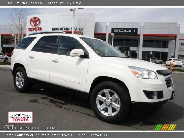 2009 Saturn Outlook XE in Cream White