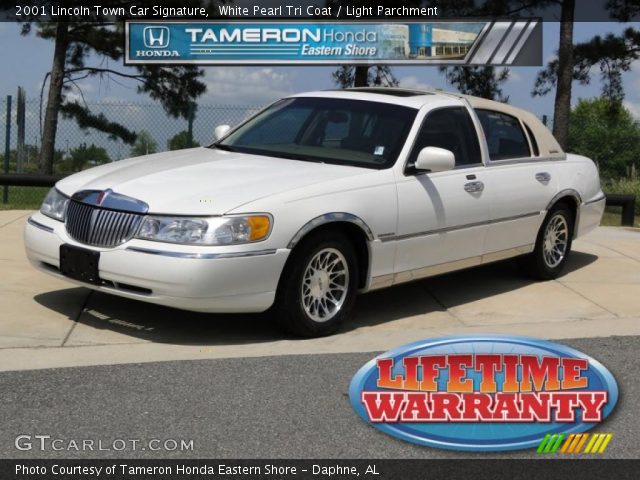 2001 Lincoln Town Car Signature in White Pearl Tri Coat