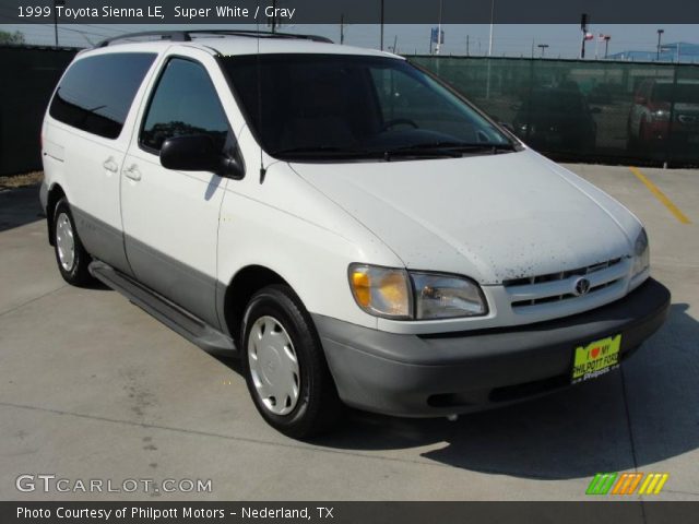 1999 Toyota Sienna LE in Super White
