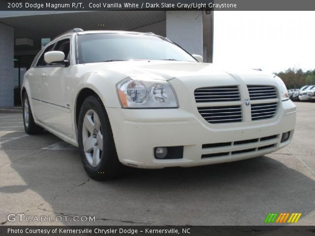 2005 Dodge Magnum R/T in Cool Vanilla White
