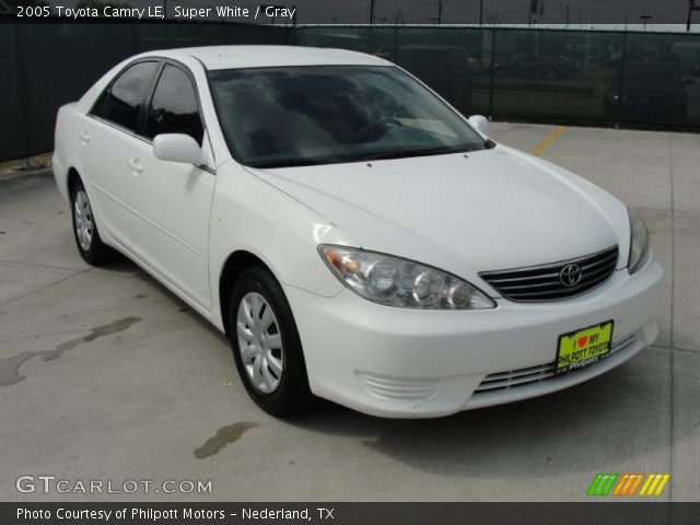 2005 Toyota Camry LE in Super White