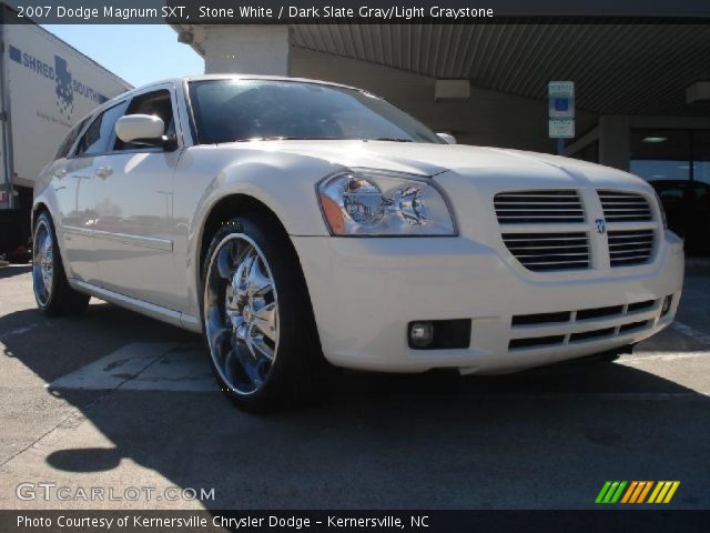 2007 Dodge Magnum SXT in Stone White