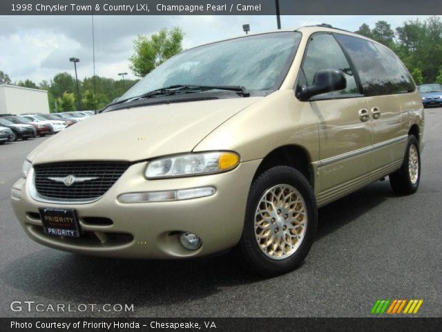 1998 Chrysler Town & Country LXi in Champagne Pearl