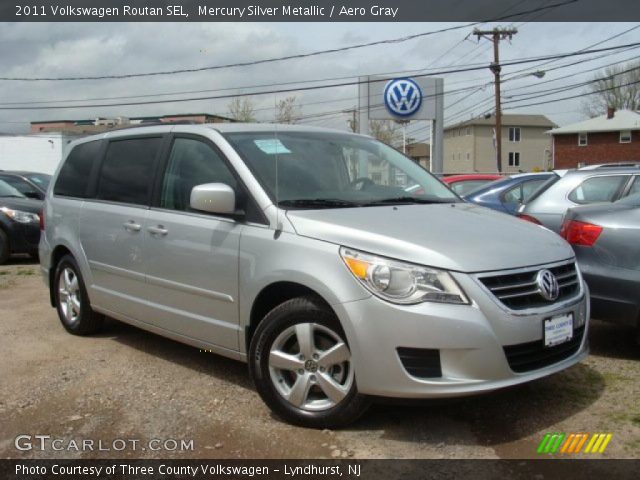 2011 Volkswagen Routan SEL in Mercury Silver Metallic
