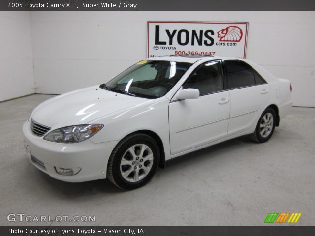 2005 Toyota Camry XLE in Super White