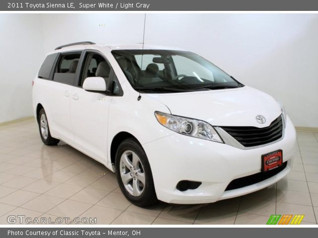 2011 Toyota Sienna LE in Super White