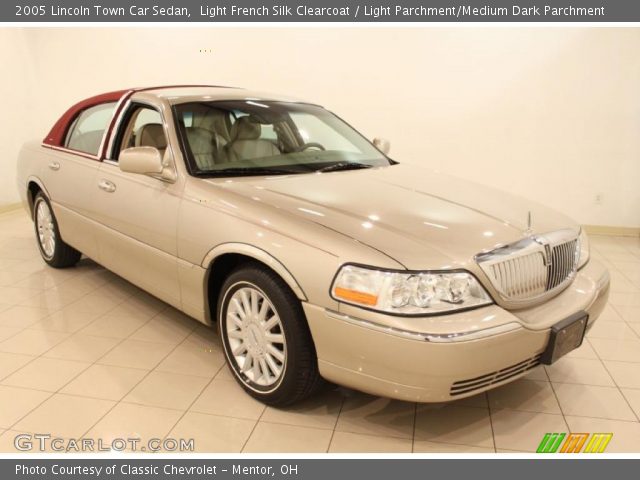 2005 Lincoln Town Car Sedan in Light French Silk Clearcoat