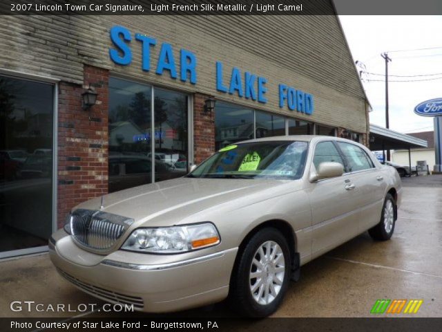 2007 Lincoln Town Car Signature in Light French Silk Metallic
