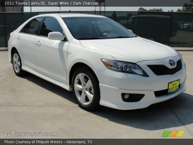 2011 Toyota Camry SE in Super White