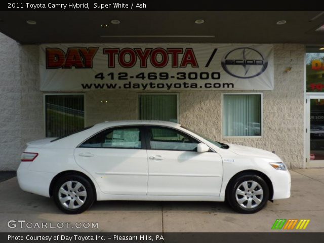 2011 Toyota Camry Hybrid in Super White