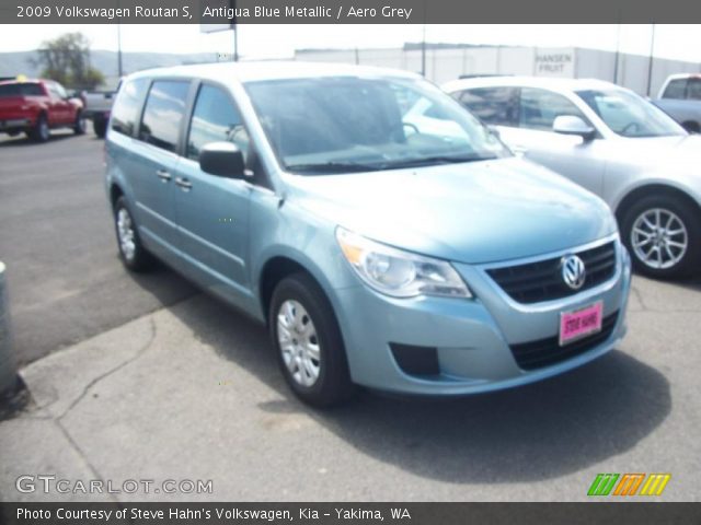 2009 Volkswagen Routan S in Antigua Blue Metallic