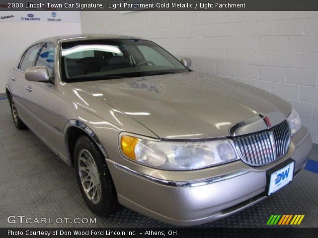 2000 Lincoln Town Car Signature in Light Parchment Gold Metallic