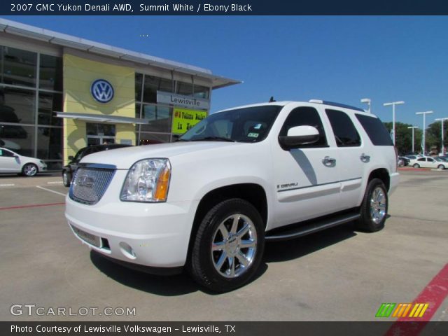 2007 GMC Yukon Denali AWD in Summit White