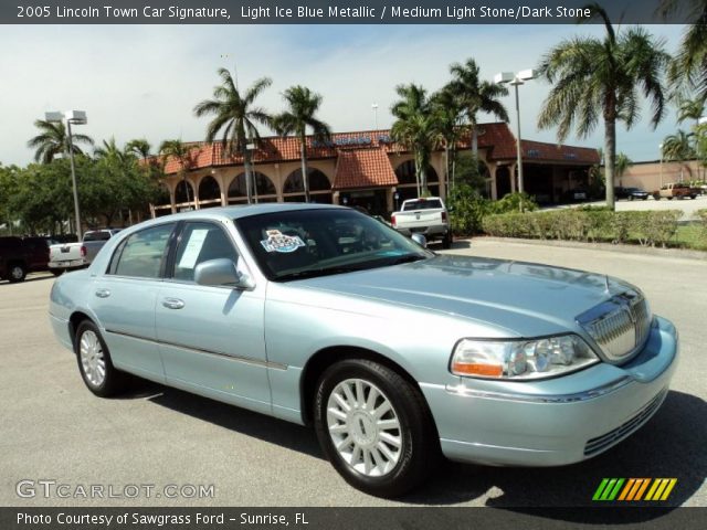 2005 Lincoln Town Car Signature in Light Ice Blue Metallic
