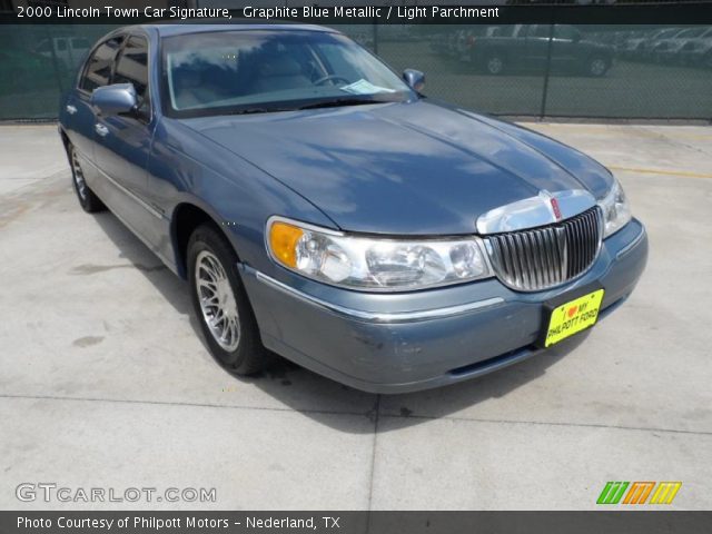 2000 Lincoln Town Car Signature in Graphite Blue Metallic