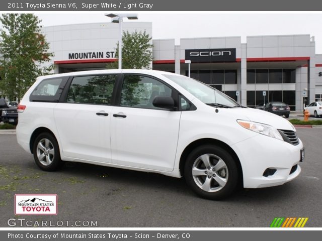 2011 Toyota Sienna V6 in Super White