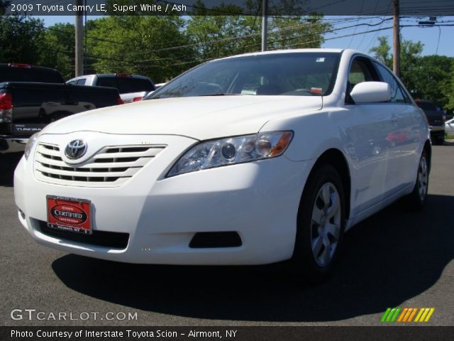 2009 Toyota Camry LE in Super White