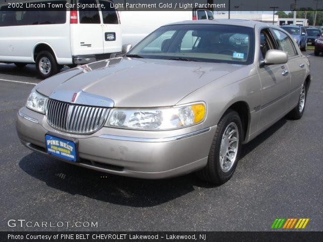 2002 Lincoln Town Car Signature in Light Parchment Gold