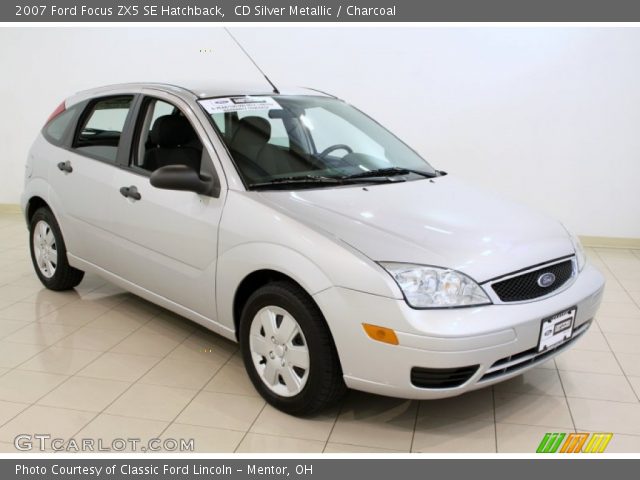 2007 Ford Focus ZX5 SE Hatchback in CD Silver Metallic