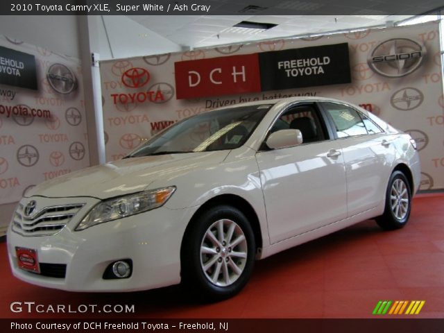 2010 Toyota Camry XLE in Super White