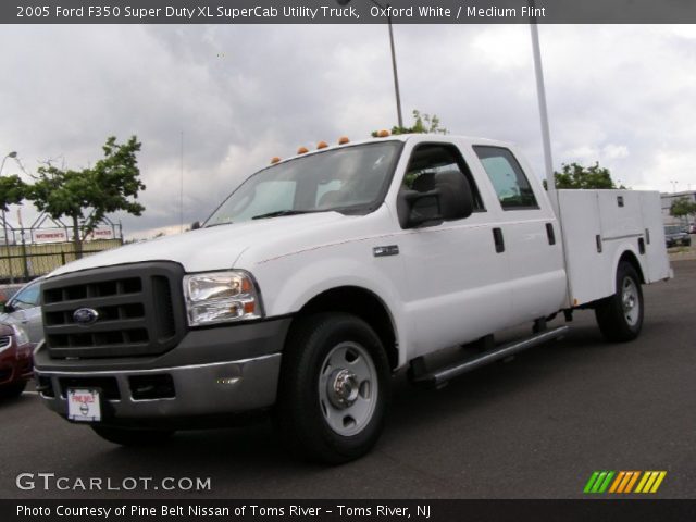 2005 Ford F350 Super Duty XL SuperCab Utility Truck in Oxford White