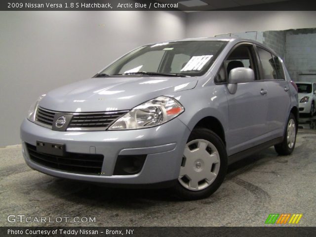 2009 Nissan Versa 1.8 S Hatchback in Arctic Blue