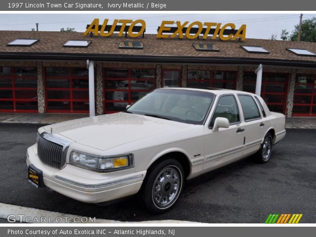 1997 Lincoln Town Car Signature in Ivory Metallic