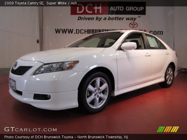 2009 Toyota Camry SE in Super White