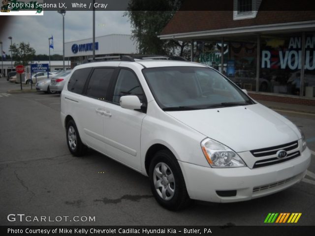 2006 Kia Sedona LX in White