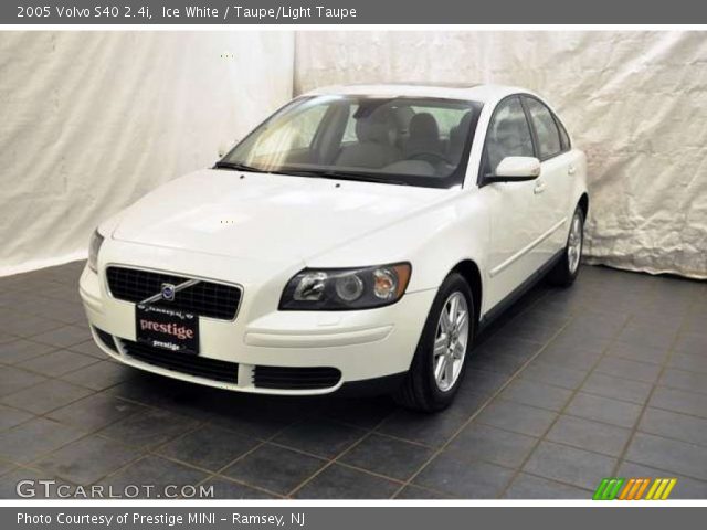 2005 Volvo S40 2.4i in Ice White